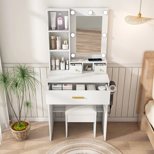 Set da toeletta piccolo con specchio e luci LED regolabili, presa di corrente e supporto per asciugacapelli. Viene fornito con sgabello imbottito, cassetti e ripiani. Dimensioni: 60×131.5×38 cm.