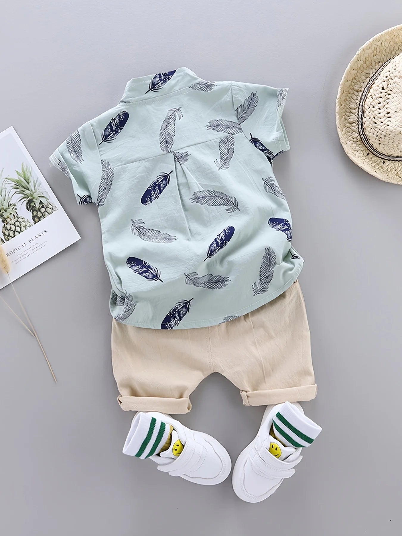 Set estivo da 2 pezzi con stampa di piume per bambini da 0 a 3 anni, camicia a maniche corte e pantaloncini con stampa casuale di cartoni animati alla moda