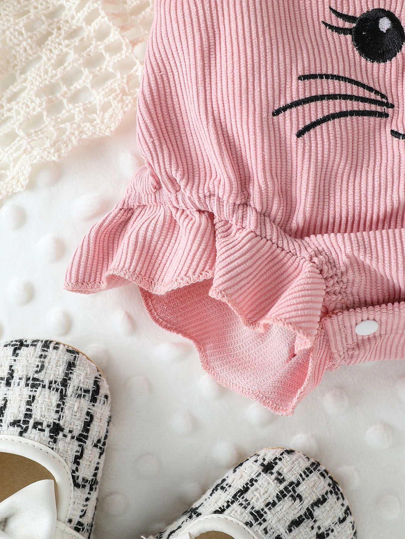 Completo estivo con pagliaccetto per neonata: set in due pezzi con top con colletto arricciato e pantaloncini a vita alta