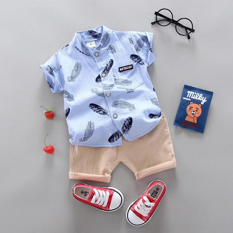 Set estivo da 2 pezzi con stampa di piume per bambini da 0 a 3 anni, camicia a maniche corte e pantaloncini con stampa casuale di cartoni animati alla moda