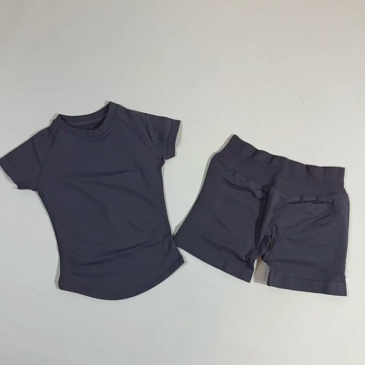 Completo Sportivo Donna 2 Pezzi – Top Lungo + Pantaloncini Yoga Senza Cuciture Push-Up