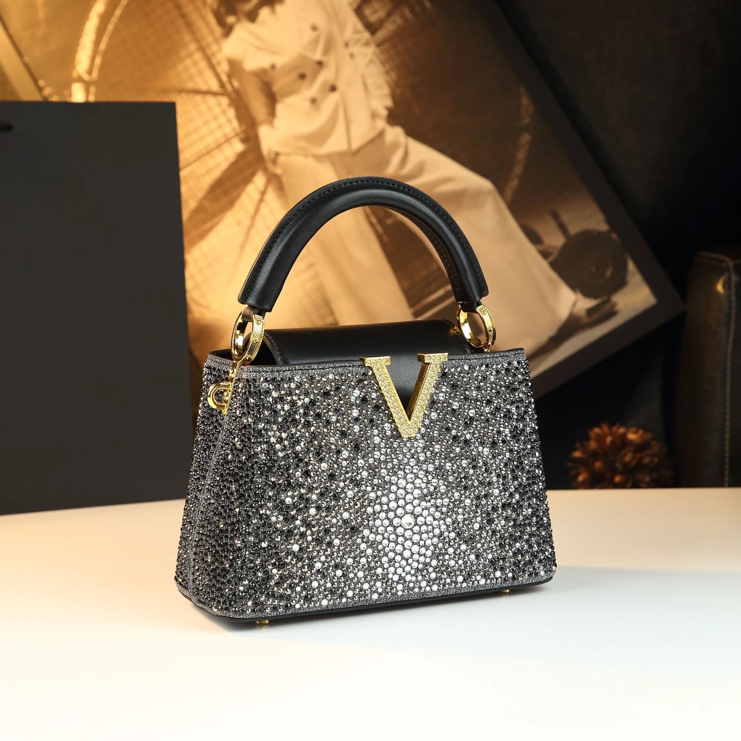 Borse da donna con diamanti alla moda di lusso 2025 Nuova borsa a tracolla piccola con lettera a V Borse a conchiglia in vera pelle