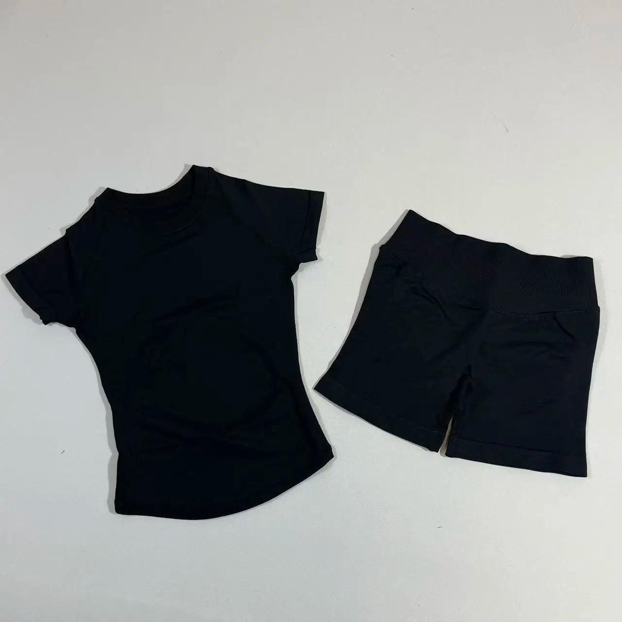 Completo Sportivo Donna 2 Pezzi – Top Lungo + Pantaloncini Yoga Senza Cuciture Push-Up