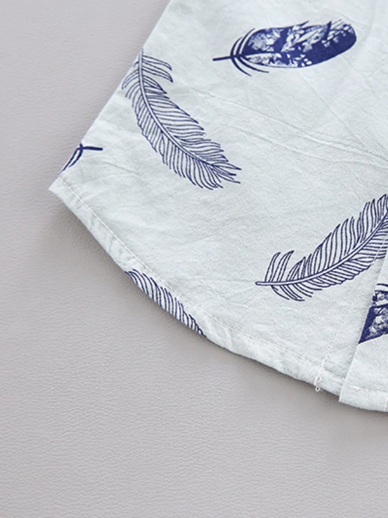 Set estivo da 2 pezzi con stampa di piume per bambini da 0 a 3 anni, camicia a maniche corte e pantaloncini con stampa casuale di cartoni animati alla moda