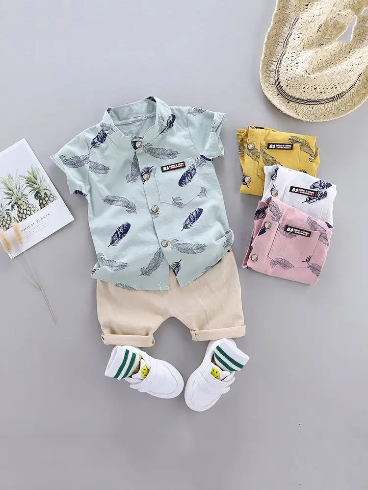 Set estivo da 2 pezzi con stampa di piume per bambini da 0 a 3 anni, camicia a maniche corte e pantaloncini con stampa casuale di cartoni animati alla moda
