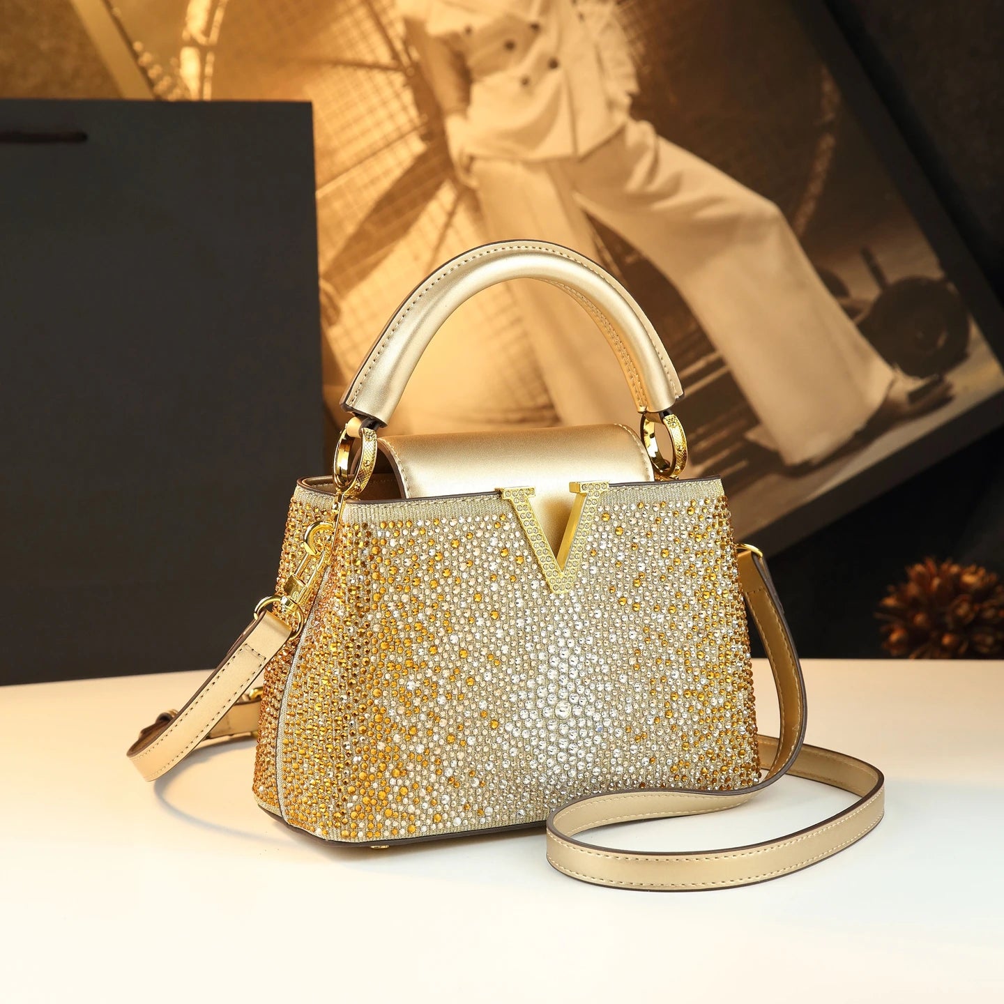 Borse da donna con diamanti alla moda di lusso 2025 Nuova borsa a tracolla piccola con lettera a V Borse a conchiglia in vera pelle
