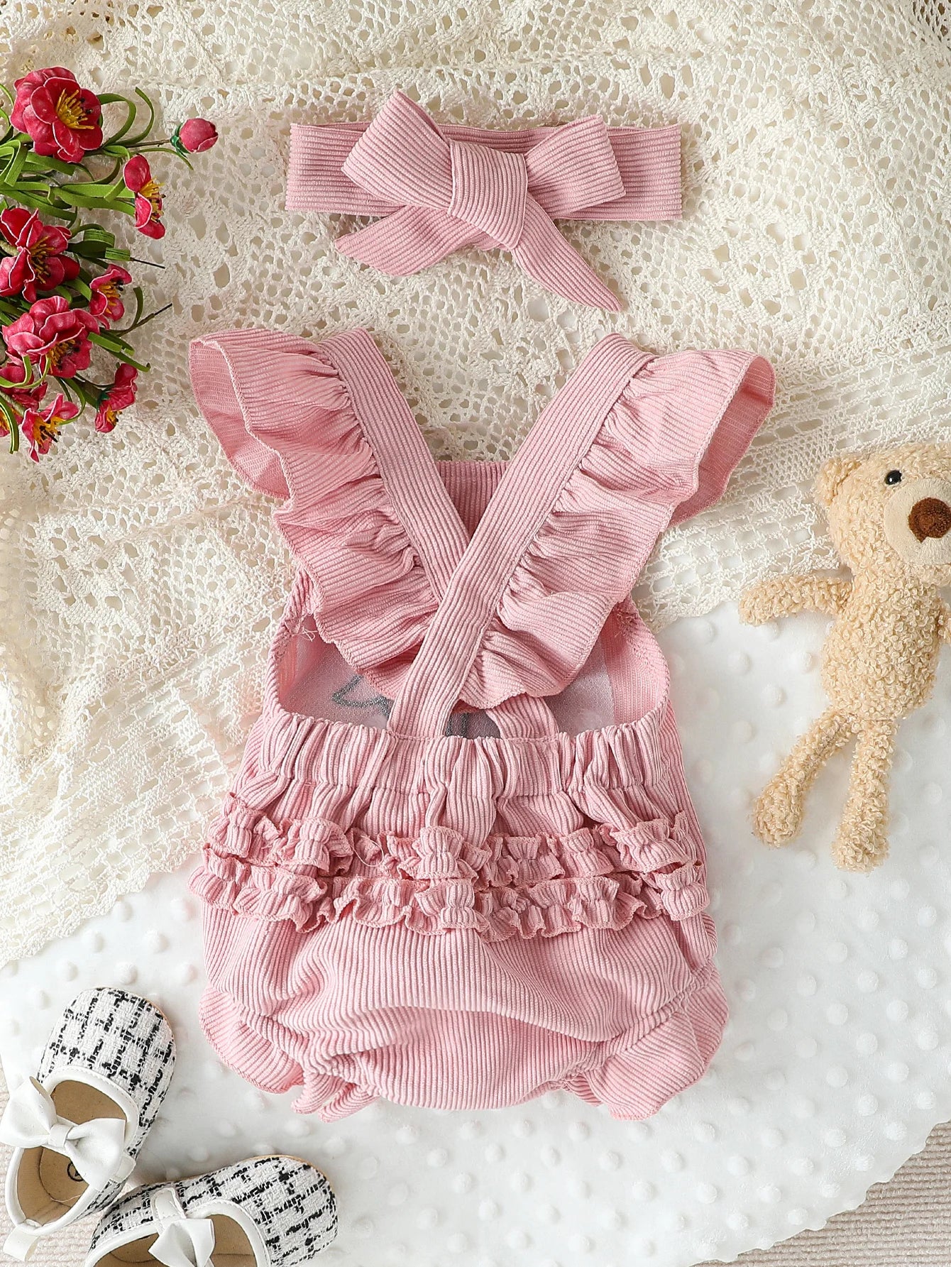 Completo estivo con pagliaccetto per neonata: set in due pezzi con top con colletto arricciato e pantaloncini a vita alta