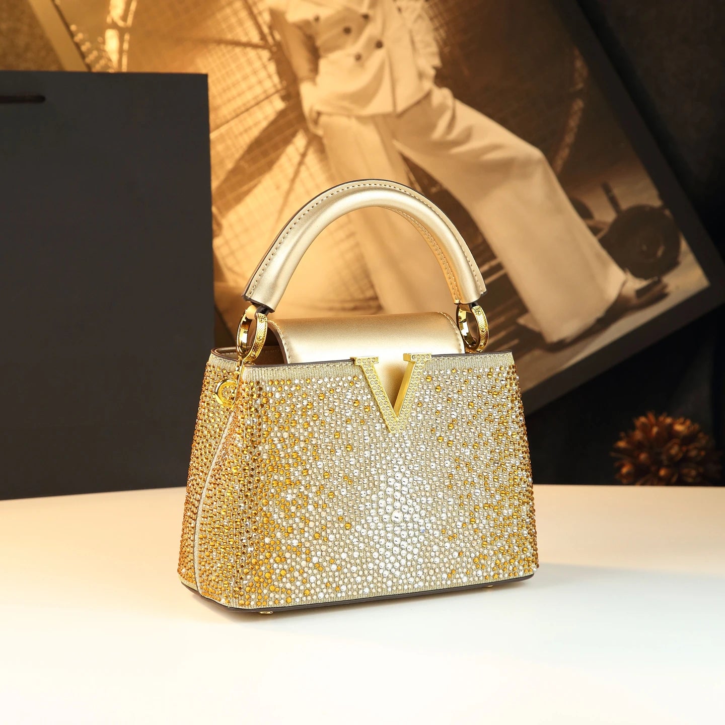 Borse da donna con diamanti alla moda di lusso 2025 Nuova borsa a tracolla piccola con lettera a V Borse a conchiglia in vera pelle