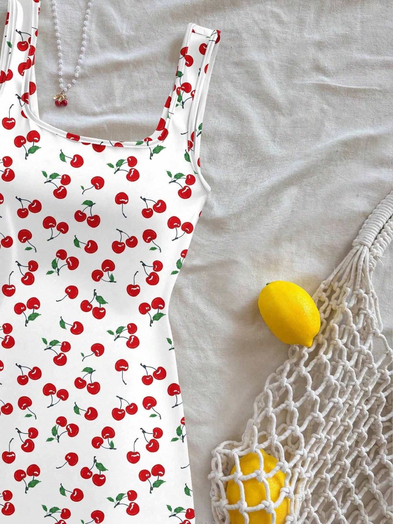 Mini Abito Stampa Ciliegie – Schiena Scoperta, Spacco Laterale & Scollo Quadrato