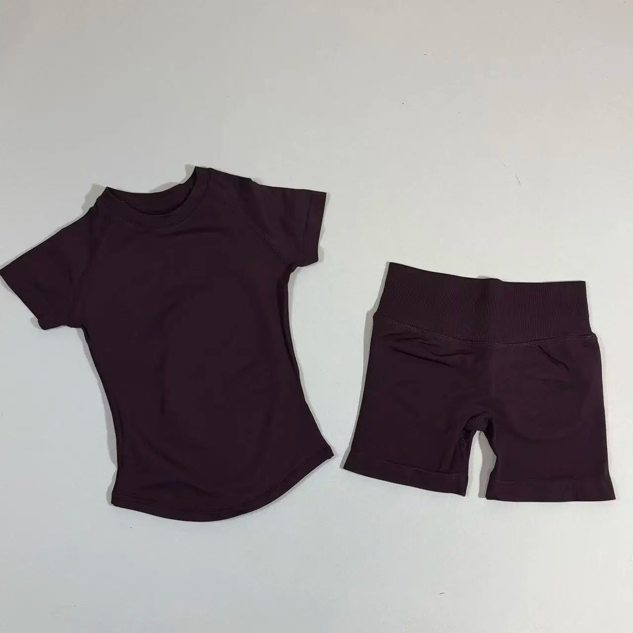 Completo Sportivo Donna 2 Pezzi – Top Lungo + Pantaloncini Yoga Senza Cuciture Push-Up