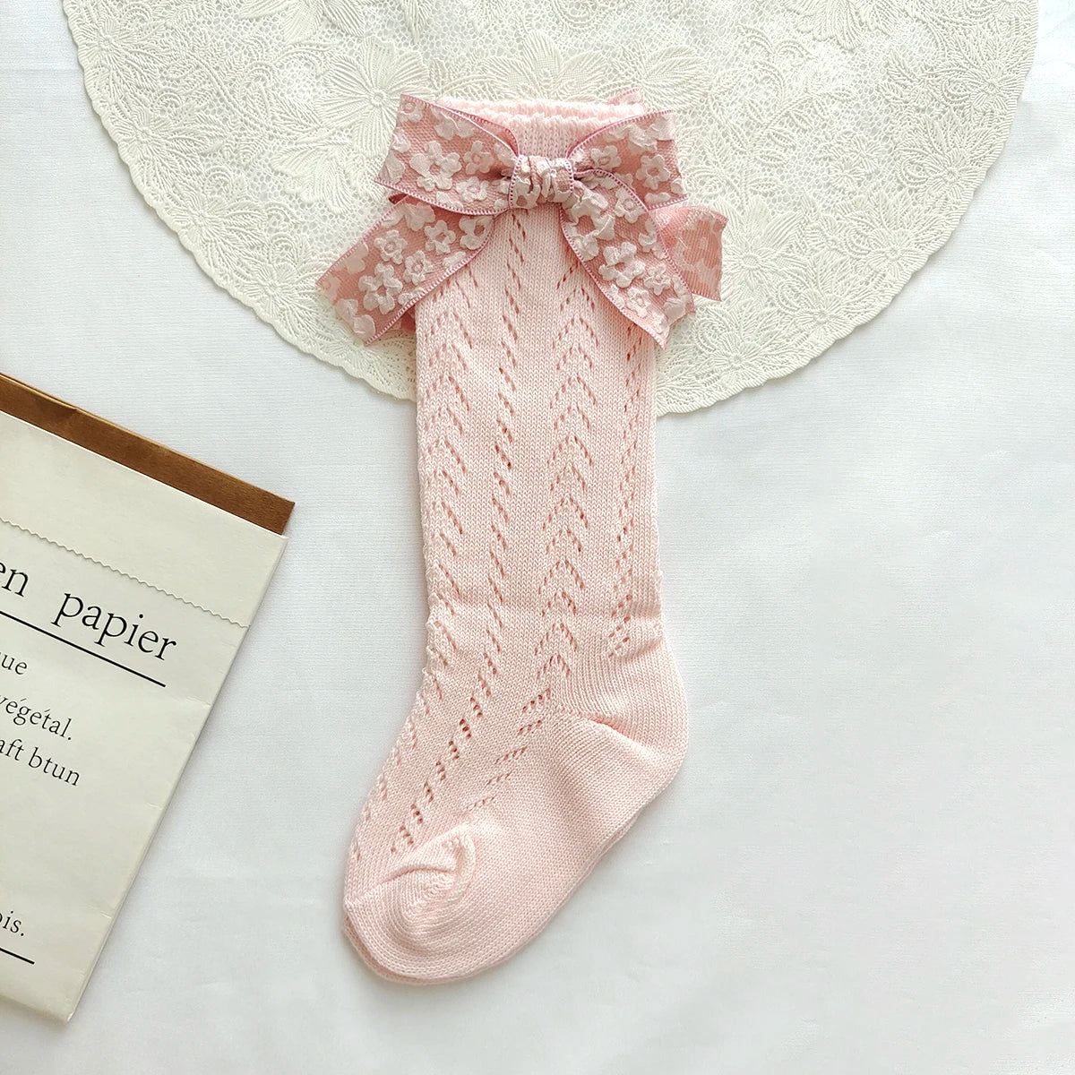 Calzini lunghi alti al ginocchio per neonate di nuova moda Fiocchi di fiori Traspiranti Scava fuori Calzini morbidi per bambini Calzini estivi per bambini