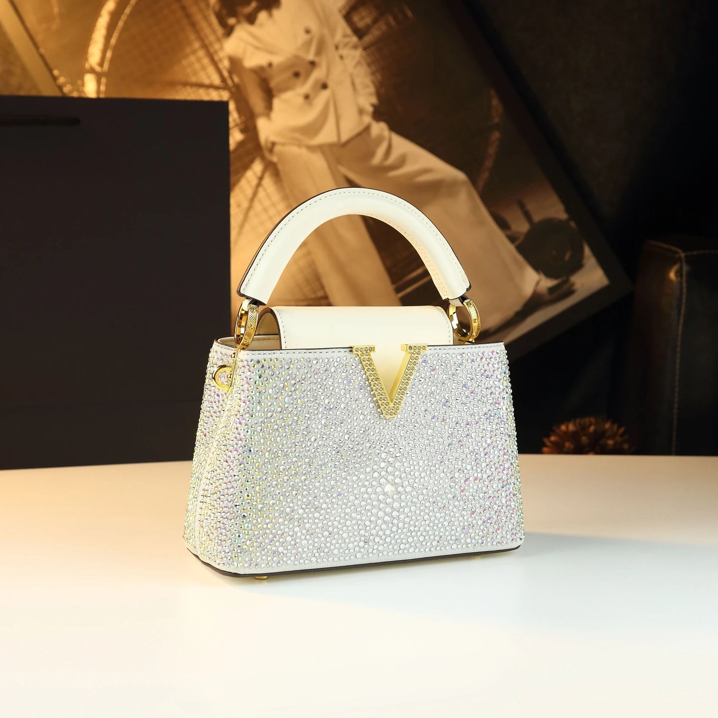 Borse da donna con diamanti alla moda di lusso 2025 Nuova borsa a tracolla piccola con lettera a V Borse a conchiglia in vera pelle