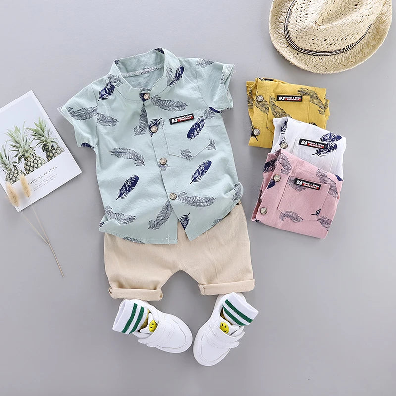 Set estivo da 2 pezzi con stampa di piume per bambini da 0 a 3 anni, camicia a maniche corte e pantaloncini con stampa casuale di cartoni animati alla moda