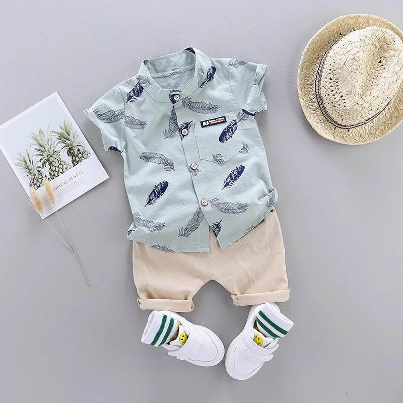 Set estivo da 2 pezzi con stampa di piume per bambini da 0 a 3 anni, camicia a maniche corte e pantaloncini con stampa casuale di cartoni animati alla moda