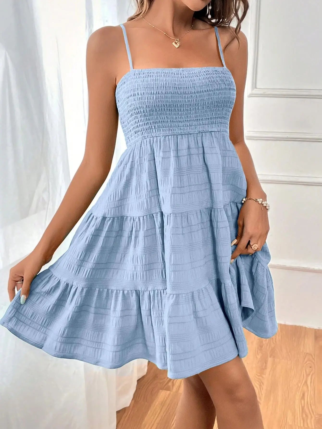 Mini Abito Bustier Smock con Spalline – Volant a Strati, Stile Estivo da Spiaggia