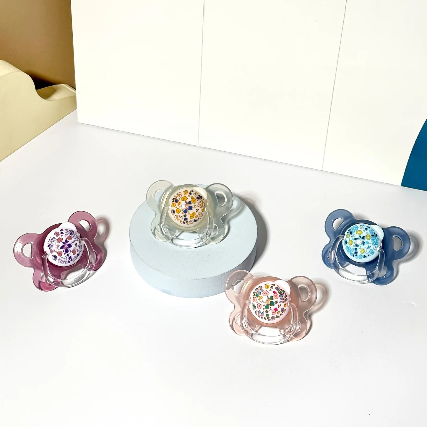 Set 2/4 Ciucci per Neonati con Coperchio – Motivo Floreale, Tettarella a Pollice, Silicone