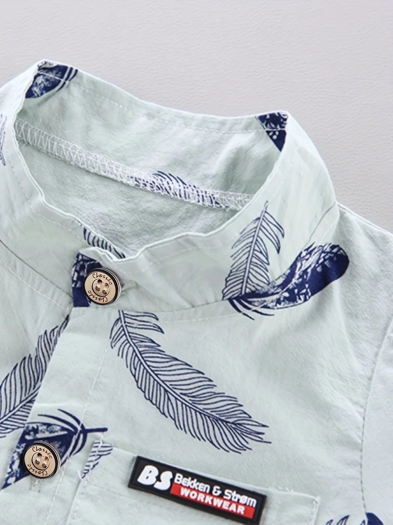 Set estivo da 2 pezzi con stampa di piume per bambini da 0 a 3 anni, camicia a maniche corte e pantaloncini con stampa casuale di cartoni animati alla moda