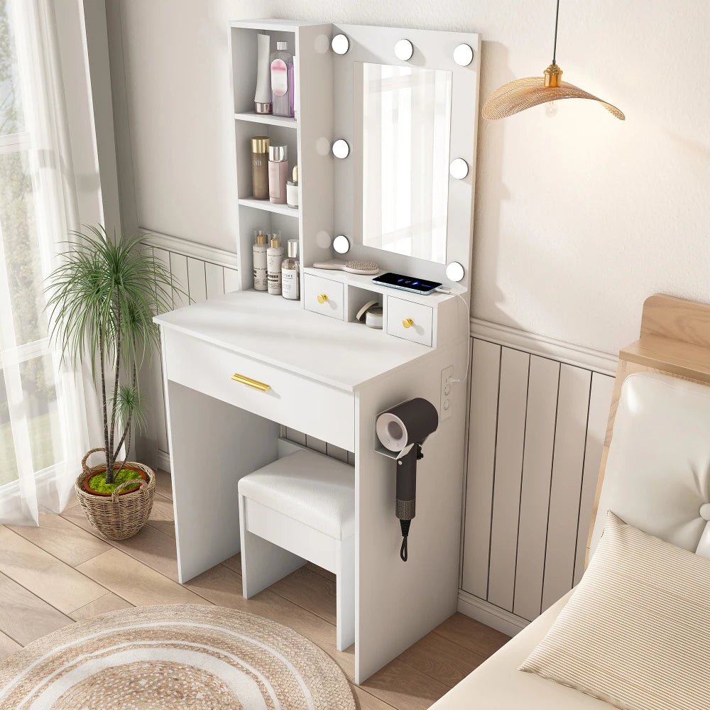 Set da toeletta piccolo con specchio e luci LED regolabili, presa di corrente e supporto per asciugacapelli. Viene fornito con sgabello imbottito, cassetti e ripiani. Dimensioni: 60×131.5×38 cm.
