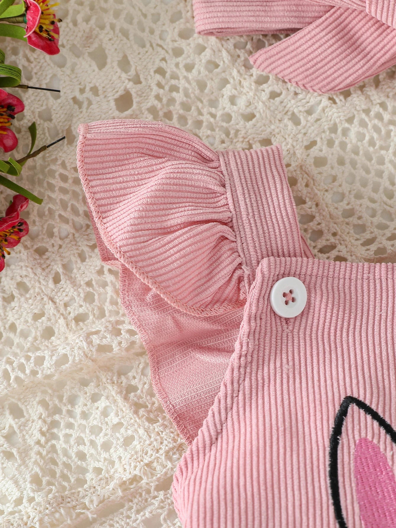 Completo estivo con pagliaccetto per neonata: set in due pezzi con top con colletto arricciato e pantaloncini a vita alta