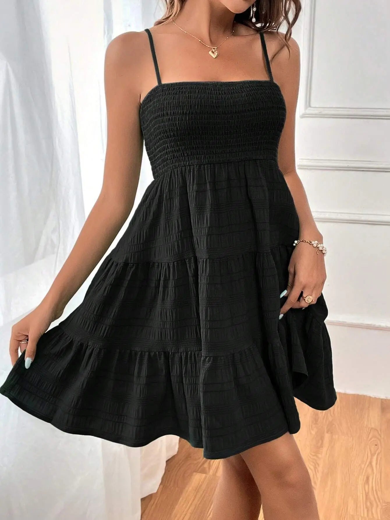 Mini Abito Bustier Smock con Spalline – Volant a Strati, Stile Estivo da Spiaggia