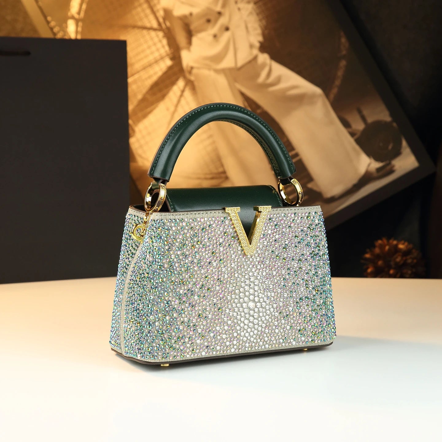 Borse da donna con diamanti alla moda di lusso 2025 Nuova borsa a tracolla piccola con lettera a V Borse a conchiglia in vera pelle