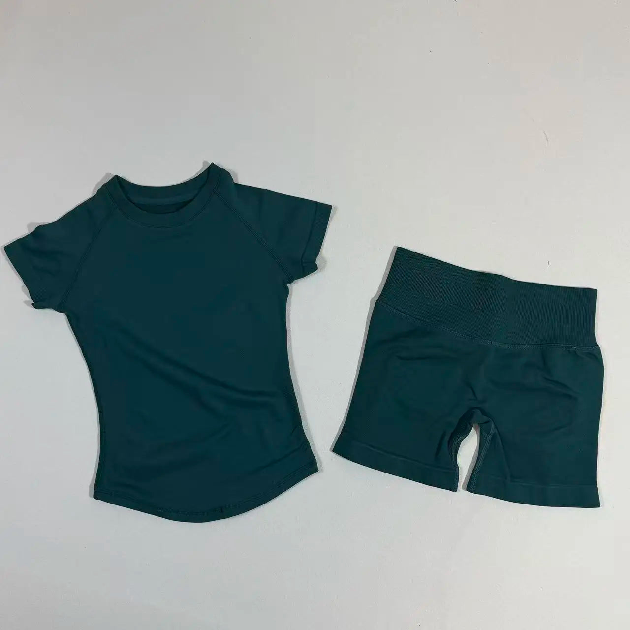 Completo Sportivo Donna 2 Pezzi – Top Lungo + Pantaloncini Yoga Senza Cuciture Push-Up