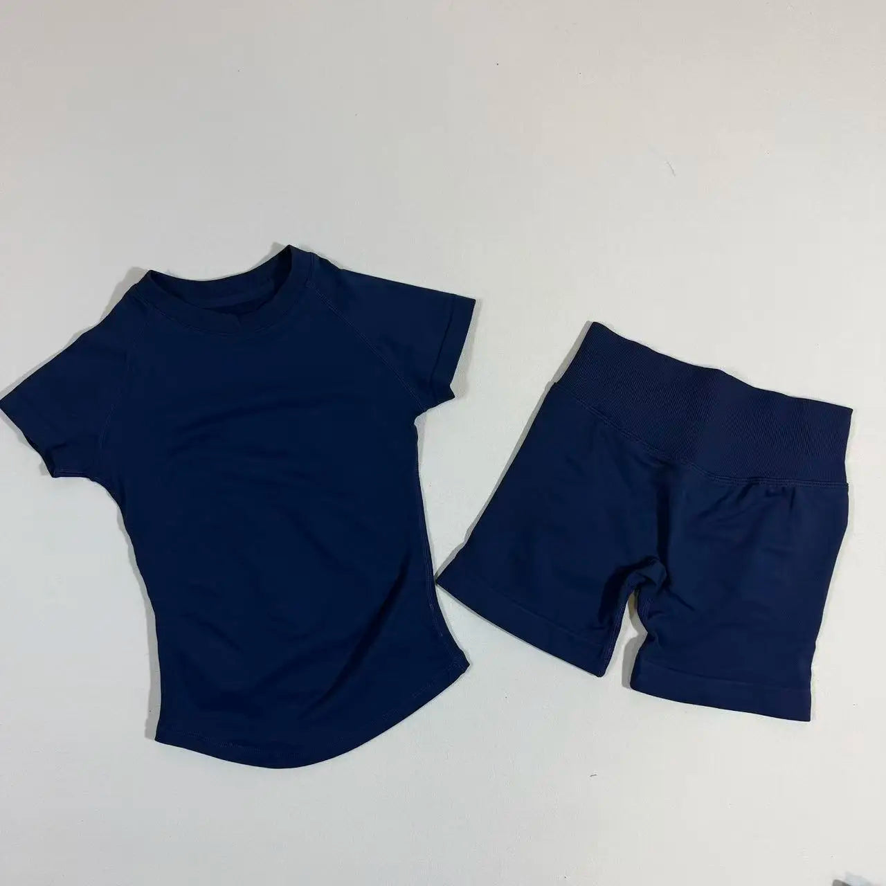 Completo Sportivo Donna 2 Pezzi – Top Lungo + Pantaloncini Yoga Senza Cuciture Push-Up