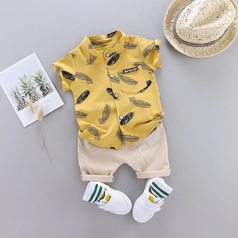 Set estivo da 2 pezzi con stampa di piume per bambini da 0 a 3 anni, camicia a maniche corte e pantaloncini con stampa casuale di cartoni animati alla moda