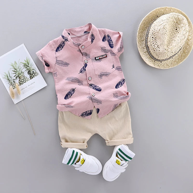 Set estivo da 2 pezzi con stampa di piume per bambini da 0 a 3 anni, camicia a maniche corte e pantaloncini con stampa casuale di cartoni animati alla moda