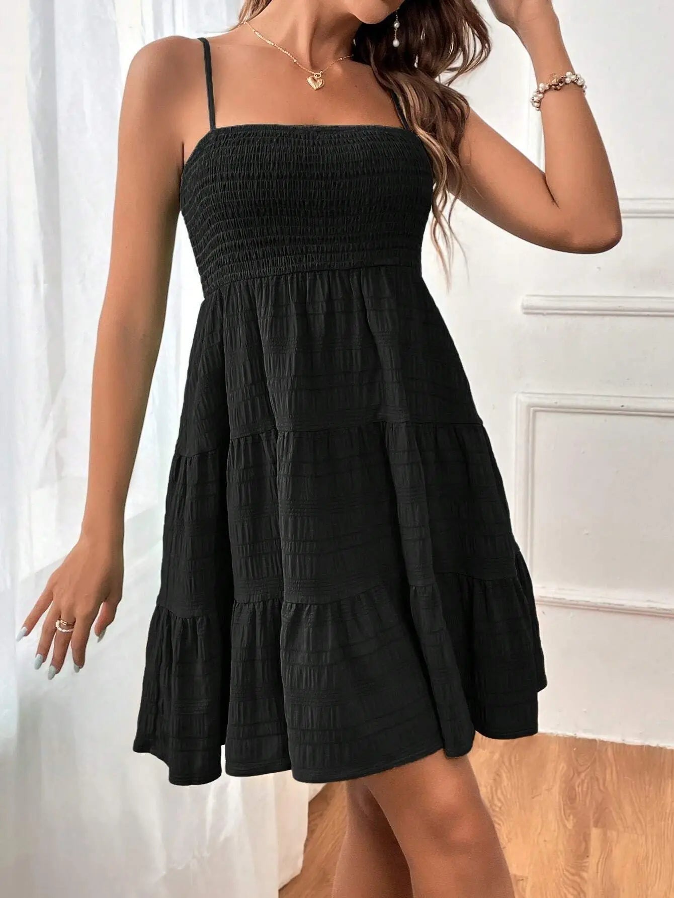 Mini Abito Bustier Smock con Spalline – Volant a Strati, Stile Estivo da Spiaggia