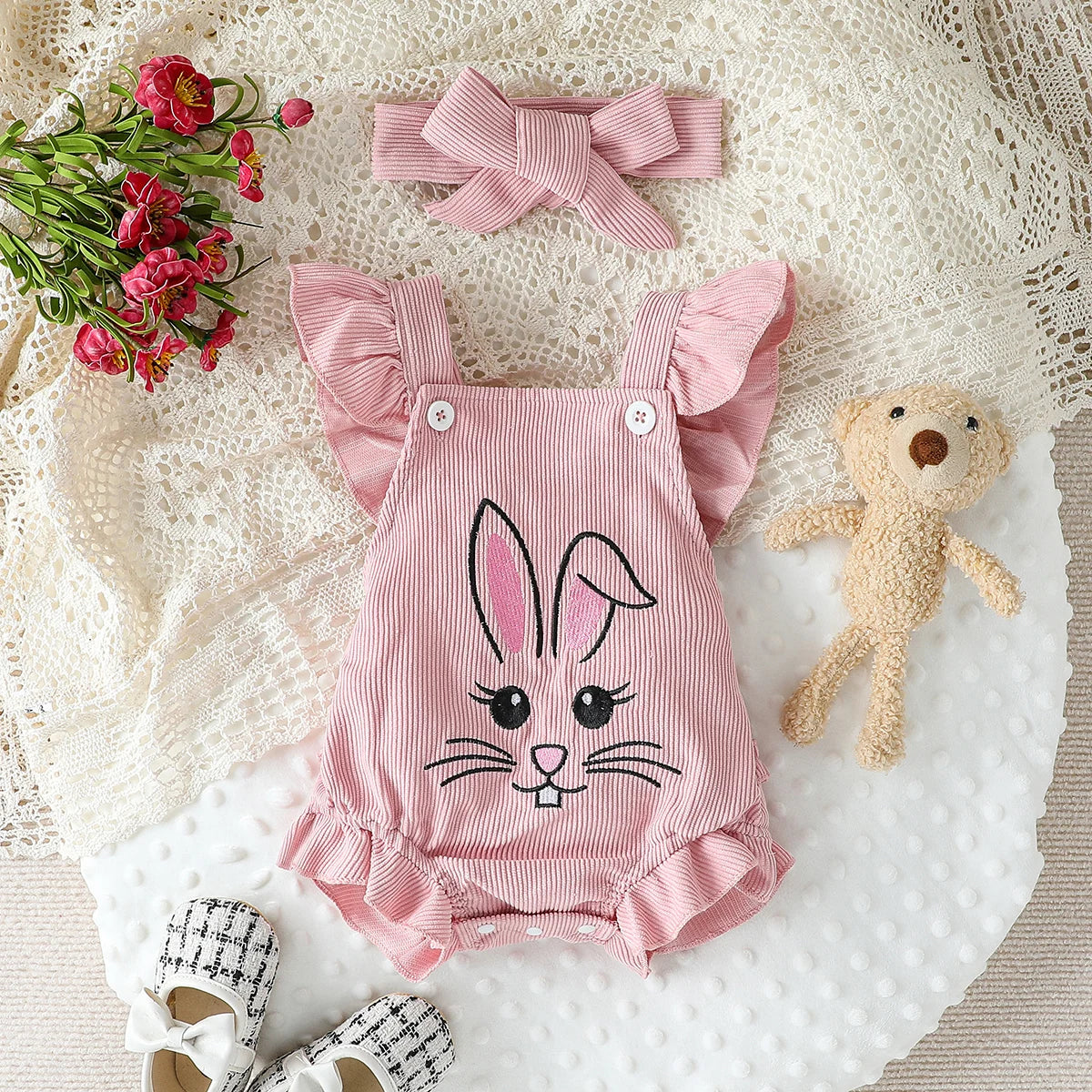 Completo estivo con pagliaccetto per neonata: set in due pezzi con top con colletto arricciato e pantaloncini a vita alta