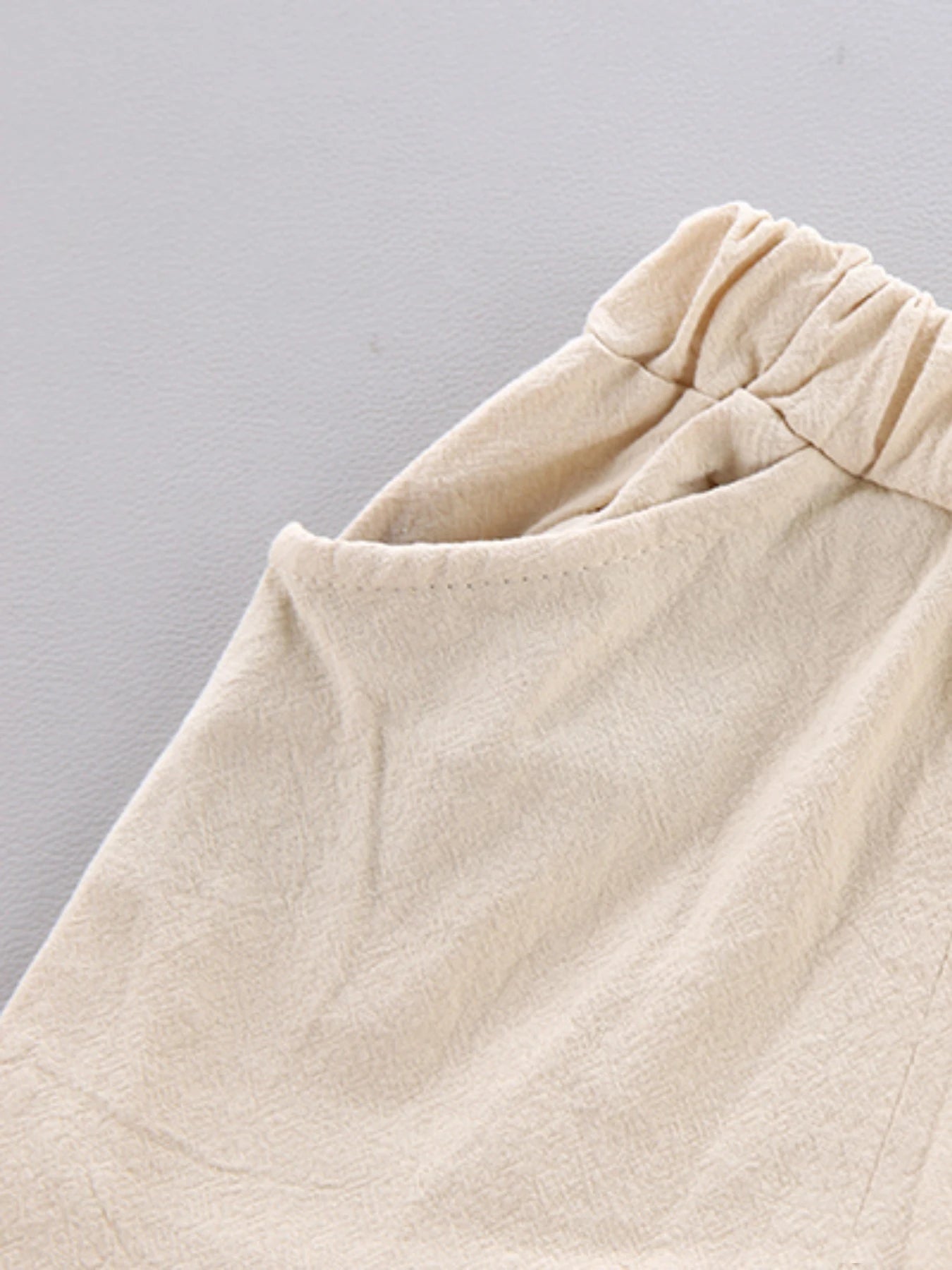 Set estivo da 2 pezzi con stampa di piume per bambini da 0 a 3 anni, camicia a maniche corte e pantaloncini con stampa casuale di cartoni animati alla moda