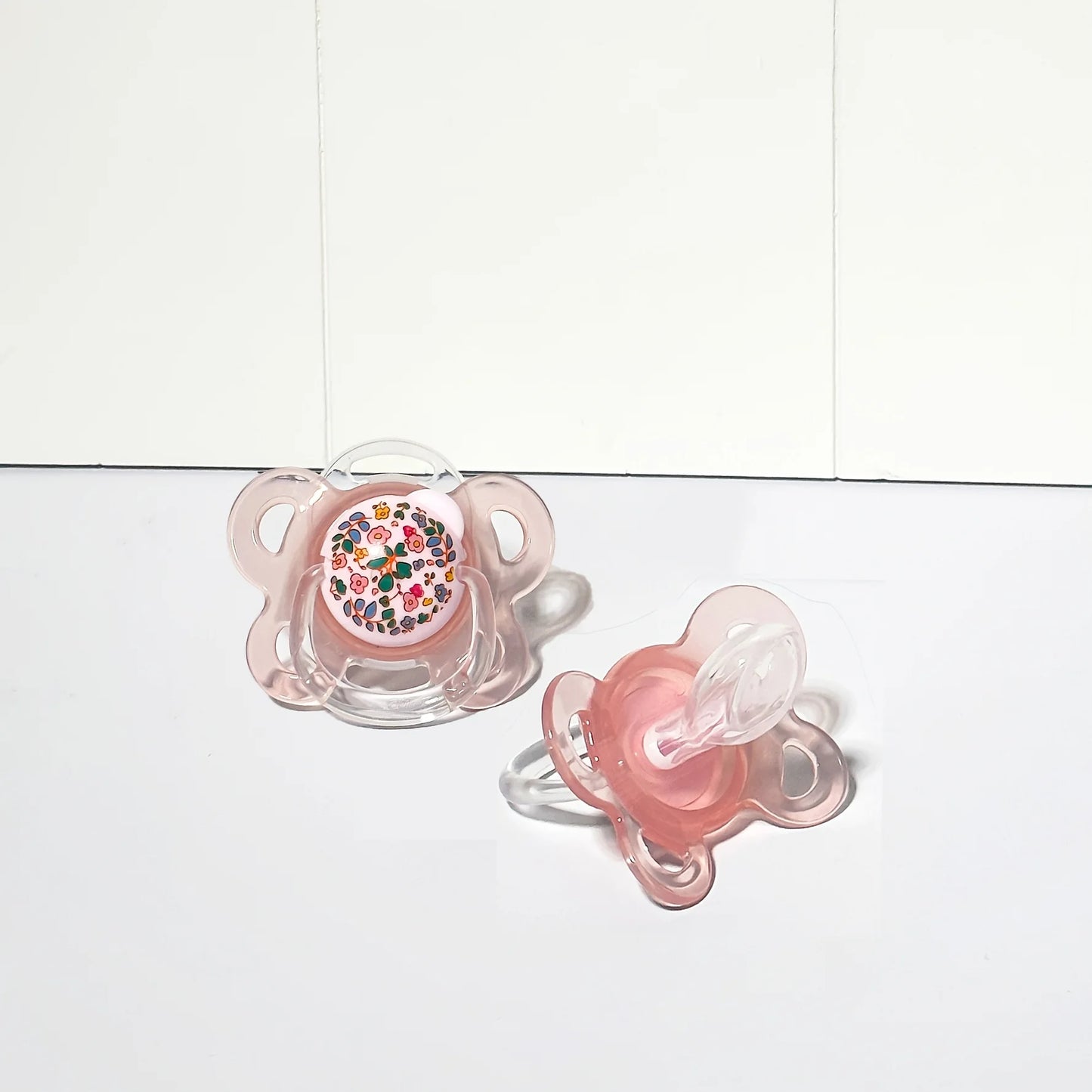Set 2/4 Ciucci per Neonati con Coperchio – Motivo Floreale, Tettarella a Pollice, Silicone