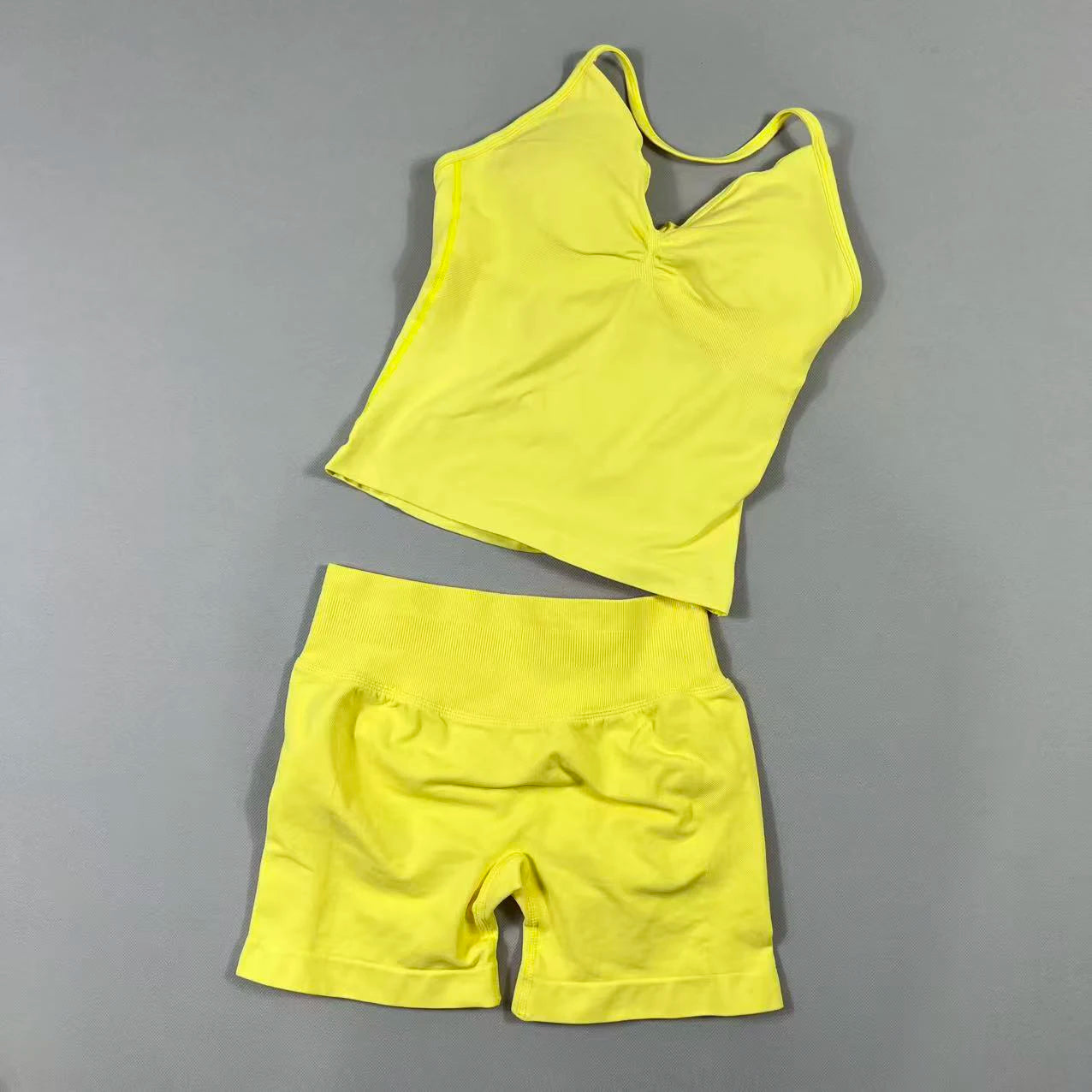 Completo Sportivo Donna 2 Pezzi – Top Lungo + Pantaloncini Yoga Senza Cuciture Push-Up