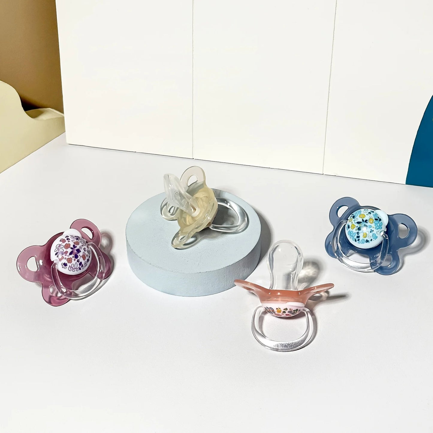 Set 2/4 Ciucci per Neonati con Coperchio – Motivo Floreale, Tettarella a Pollice, Silicone