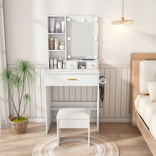 Set da toeletta piccolo con specchio e luci LED regolabili, presa di corrente e supporto per asciugacapelli. Viene fornito con sgabello imbottito, cassetti e ripiani. Dimensioni: 60×131.5×38 cm.